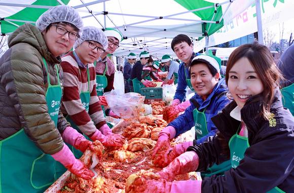 지난 21일 경기도 용인시 처인구 소재 엘리시안 러닝 센터에서 열린 GS건설 김장김치 봉사활동에서 GS건설 임직원 및 임직원 가족들과 미스코리아가 함께 김장김치를 담그고 있다. (사진=GS건설)