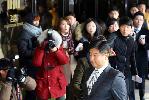 정윤회씨 국정개입에 관한 청와대 내부 문건의 유출 의혹을 받고 있는 박관천 경정이 4일 오전 조사를 받기 위해 서초동 서울중앙지검에 출석하고 있다. (사진=연합뉴스)