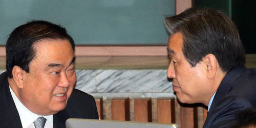 새누리당 김무성 대표(오른쪽)와 새정치민주연합 문희상 비상대책위원장이 9일 국회 본회의장에서 논의하고 있다.(사진=연합뉴스)