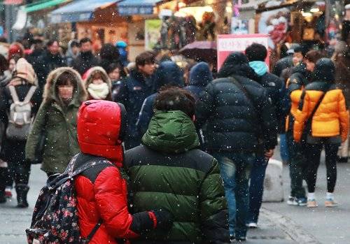 내일 눈-비가 그친 뒤 기온이 큰 폭으로 떨어져 모레 서울 아침기온이 -12도까지 내려갈 것으로 예상된다. 사진 = 연합뉴스