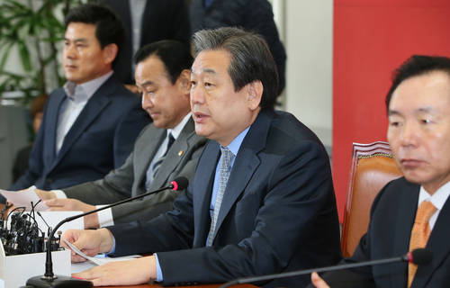새누리당 김무성 대표가 15일 국회에서 열린 최고위원회의에서 인천 어린이집 보육교사의 아동 폭행사건과 관련, 철저한 진상파악과 책임규명을 요구하고 있다.(사진=연합뉴스)