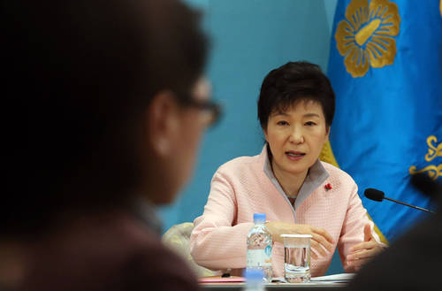 박근혜 대통령이 22일 오전 청와대에서 열린 '국민행복'을 주제로 한 업무보고에서 발언하고 있다.(사진=연합뉴스)