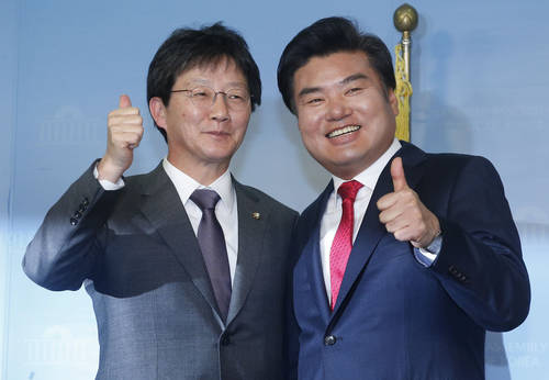 새누리당 원유철(오른쪽) 의원이 28일 오후 국회 정론관에서 원내대표 경선에 나선 유승민 의원 러닝메이트 정책위의장 수락 기자회견을 마친 뒤 유의원과 포즈를 취하고 있다.(사진=연합뉴스)