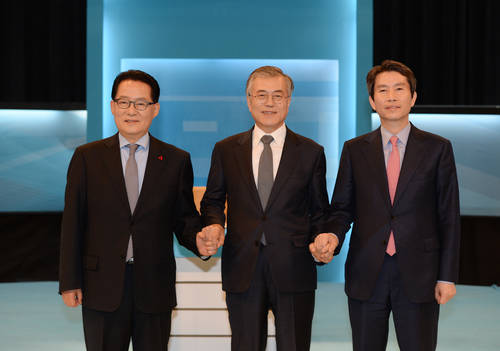 새정치민주연합 당 대표 및 최고위원 후보들은 오는 2월8일 개최될 전당대회를 앞두고 31일 서울·인천을 시작으로 2월1일 경기 등 수도권 지역 대의원대회에 잇따라 참석해 합동연설에 나서는 등 마지막 수도권 표심공략에 나섰다. 지난주까지 지역을 돌며 연설 대결을 벌인 후보들은 수도권이라는 상징성과 함께 부동층이 다수여서 접전 지역으로 평가받는 수도권 지역 당원·대의원들을 상대로 지지를 호소했다. 당대표 후보로 나선 박지원(왼쪽 부터), 문재인, 이인영 후보가 29일 서울 SBS 목동방송센터에서 열린 지상파 방송 3사 주최 TV 토론회에서 포즈를 취하고 있다.(사진=연합뉴스)