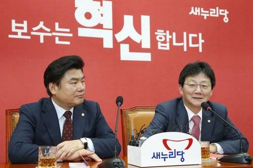 새누리당 신임 원내대표, 정책위의장에 선출된 유승민, 원유철(왼쪽) 의원이 2일 국회에서 취재진과 간담회를 하고 있다.(사진=연합뉴스)