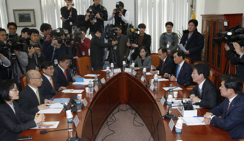 새누리당 유승민 원내대표가 6일 오후 국회에서 열린 건강보험료 개편 관련 당정 현안보고에서 인사말을 하고 있다.(사진=연합뉴스)