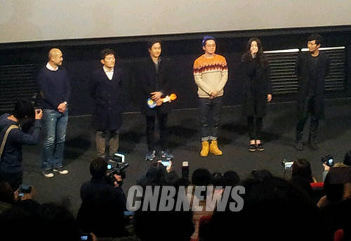 7일 오후 용산CGV에서 무대인사를 하고 있는 영화 '쎄시봉' 감독과 배우들(사진=CNB)