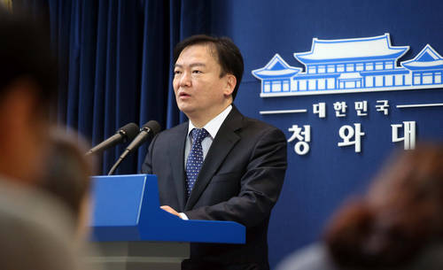 민경욱 청와대 대변인이 8일 오전 춘추관에서 3개 부처의 차관 인사를 발표하고 있다.(사진=연합뉴스)