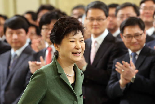 박근혜 대통령이 취임 2주년을 맞은 25일 오전 청와대 영빈관에서 열린 청와대 직원 조회에 참석, 직원 대표로부터 선물을 받은 뒤 밝게 웃고 있다.(사진=연합뉴스)