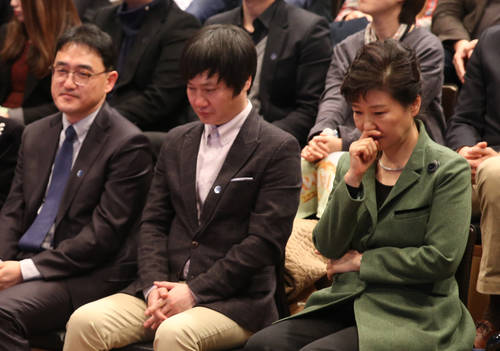 박근혜 대통령이 25일 오후 ‘문화가 있는 날’ 행사의 하나로 서울 상암동 문화창조융합센터에서 열린 융. 복합 공연을 관람한 뒤 전문가 및 창작자들과 대화하던 중 생각에 잠겨 있다.(사진=연합뉴스)