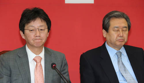 새누리당 김무성 대표(오른쪽)와 유승민 원내대표가 26일 국회에서 열린 최고위원회의에서 굳은 표정으로 앉아 있다.(사진=연합뉴스)