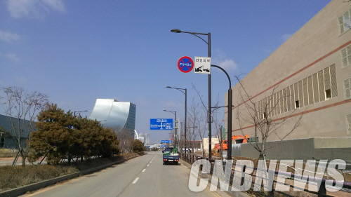 좌측 은색 건물은 킨텍스2전시장. 오른쪽은 곧 개장될 이마트. (사진=정의식 기자)
