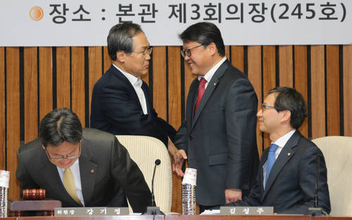 새정치민주연합 우윤근 원내대표(왼쪽)가 27일 국회에서 열린 공무원연금개혁을 위한 국민대타협기구 마지막 전체회의를 방문, 공동위원장인 새누리당 조원인 의원과 대화하고 있다.(사진=연합뉴스)