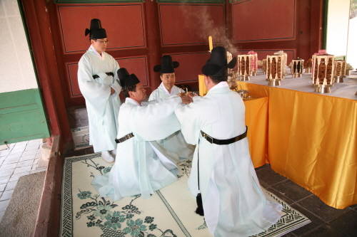 이상주 작가(왼쪽에서 세번 째)가 2014년 여주 영릉에서 열린 세종대왕 기신제에서 제관으로 참여하고 있다.