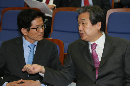 새누리당 김무성 대표(오른쪽)와 김문수 보수혁신특별위원장이 2일 국회에서 열린 정책의원총회에서 논의하고 있다.(사진=연합뉴스)