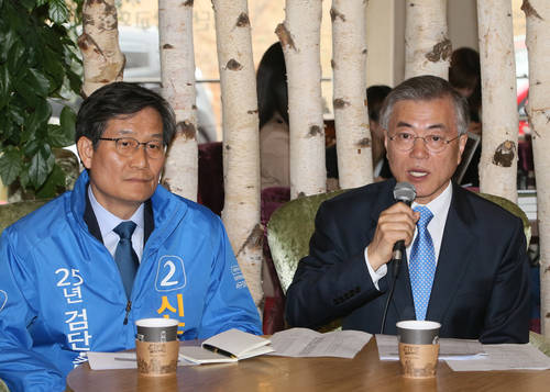 새정치민주연합 문재인 대표가 31일 인천 서구 완정로의 한 카페에서 가진 인천지역 학부모와의 대화에서 인사말하고 있다. 왼쪽은 4·29재보선 인천 서구·강화을에 출마한 신동근 국회의원 예비후보.(사진=연합뉴스)