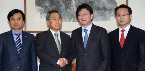 새누리당 유승민·새정치민주연합 우윤근 원내대표가 7일 국회에서 열린 주례회동에서 인사하고 있다. 오른쪽부터 새누리당 조해진 원내수석부대표, 유승민 원내대표, 새정치민주연합 우윤근 원내대표, 안규백 원내수석부대표.(사진=연합뉴스)