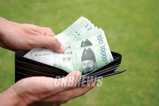 ‘연금저축계좌 이체 간소화제도’ 시행을 앞두고 있는 가운데 보험사·은행·증권사 간 고객 유치전이 치열하게 벌어질 전망이다. (사진자료=CNB포토뱅크)