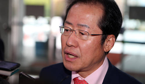 성완종 전 경남기업 회장이 남긴 메모에서 '홍준표 1억'이라 고 적힌 것과 관련, 홍준표 경남도지사가 13일 경남도청으로 출근하며 취재진 질문에 대답하고 있다.(사진=연합뉴스)