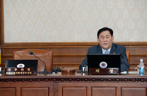 '성완종 리스트' 의혹에 휩싸인 이완구 국무총리가 중남미 순방중인 박근혜 대통령에게 사의를 표명한 가운데 최경환 경제부총리겸 기재부장관이 21일 오전 정부서울청사 국무회의장에서 회의를 주재하고 있다.(사진=연합뉴스)