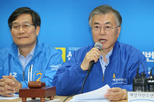 새정치민주연합 문재인 대표가 22일 인천 서구 오류동 이랜드체육조경에서 열린 최고위원회의에서 '성완종 리스트' 파문과 관련, "결국 특검으로 가지 않을 수 없는데, 특검인들 얼마나 진실을 규명할 수 있을지 의문"이라고 말하고 있다. 사진 왼쪽은 신동근 후보. (인천=연합뉴스)