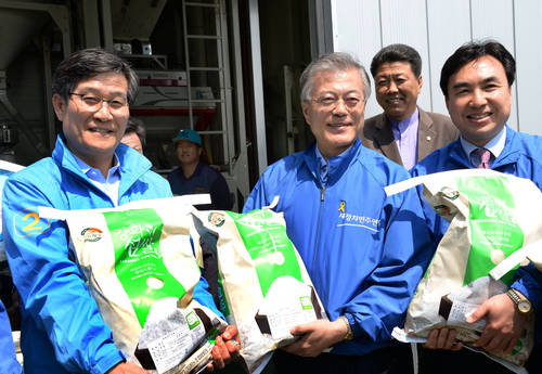 새정치민주연합 문재인 대표와 4.29 재보궐에 출마하는 신동근 후보(인천 서구 강화을. 맨 왼쪽)가 22일 인천광역시 강화군 화도면 마니산친환경영농조합을 방문해 지역에서 출하된 쌀을 들어보고 있다. (사진=새정치민주연합 제공 )