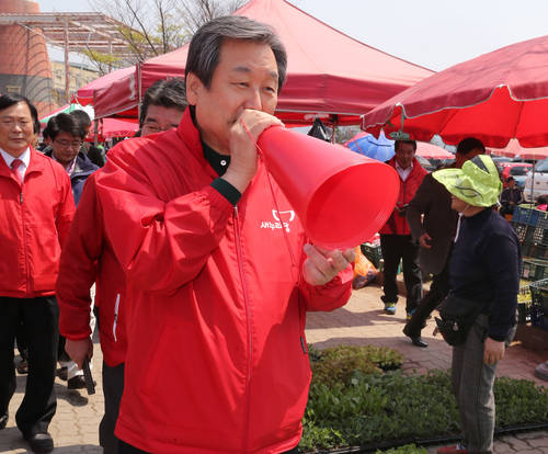 새누리당 김무성 대표가 22일 오전 인천광역시 강화군 강화읍 풍물시장을 방문해 4.29 재보궐에 출마하는 안상수 후보(인천 서구 강화을)의 지지를 호소하고 있다. (인천=연합뉴스)