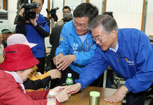 새정치민주연합 문재인 대표(오른쪽)와 4·29재보선 인천 서·강화을 국회의원에 출마한 신동근 후보가 22일 인천 서구 검단노인회관에서 어르신들에게 지지를 부탁하고 있다. (인천=연합뉴스)