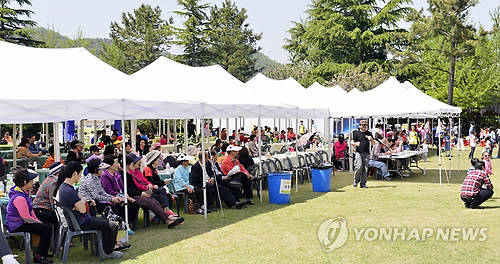 2013년 5월 신격호 롯데그룹 총괄회장의 울산 고향마을 잔치 모습. (사진자료=연합뉴스)