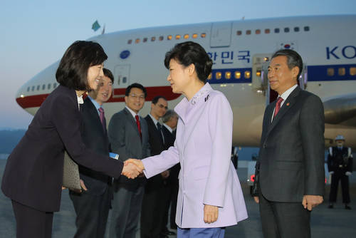 중남미 4개국 순방을 마친 박근혜 대통령이 27일 오전 성남 서울공항에 도착, 전용기에서 내린 뒤 조윤선 정무수석 등 환영나온 인사들과 악수를 하고 있다.(사진=연합뉴스)