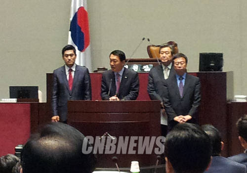 30일 열린 새누리당 의원총회에서 당선 소감을 밝히고 있는 오신환 안상수 신상진 의원(왼쪽부터.사진=CNB).
