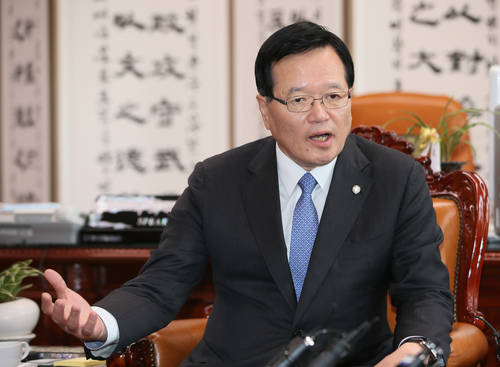 정의화 국회의장(왼쪽)이 4일 국회 의장집무실에서 새정치민주연합 우윤근 원내대표, 안규백 원내수석 부대표의 방문을 받고 박상옥 대법관 후보자 임명동의안 처리에 대한 견해를 밝히고 있다.(사진=연합뉴스)