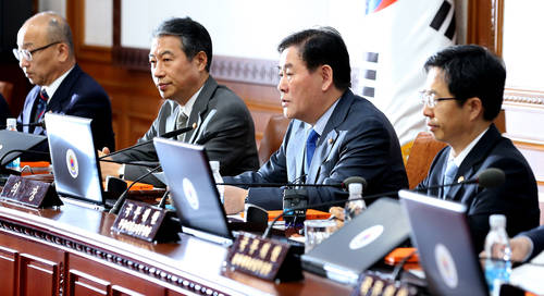최경환 국무총리 직무대행이 6일 오전 서울 세종로 정부서울청사에서 열린 국무회의에서 모두 발언을 하고 있다.(사진=연합뉴스)