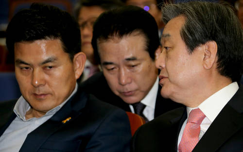 4월23일 새누리당 김무성 대표(오른쪽부터)와 나성린 의원, 김태호 최고위원이 국회에서 열린 의원총회에서 대화하고 있다.(사진=연합뉴스)