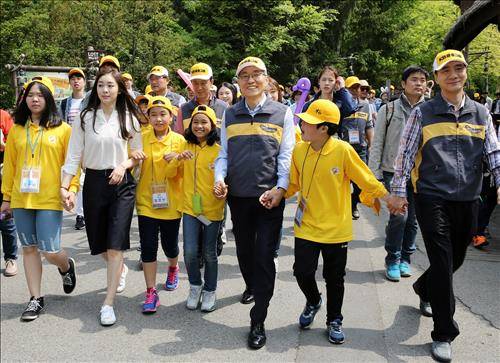 KB금융그룹 임직원들이 5월 'KB금융 사회공헌의 달'을 맞아 8일~9일 용인 에버랜드에서 다문화가정 어린이 200여명 등 총 500여명이 참여한 가운데 'KB 레인보우 사랑캠프' 행사를 실시했다. 첫째날 경제금융교육에 이어 둘째날에는 KB금융그룹 윤종규 회장, 계열사 사장 및 직원봉사자, 피겨여왕 김연아가 참가해 어린이들과 함께 에버랜드 놀이시설 체험활동을 하며 즐거운 시간을 함께 했다. (사진제공=KB금융)