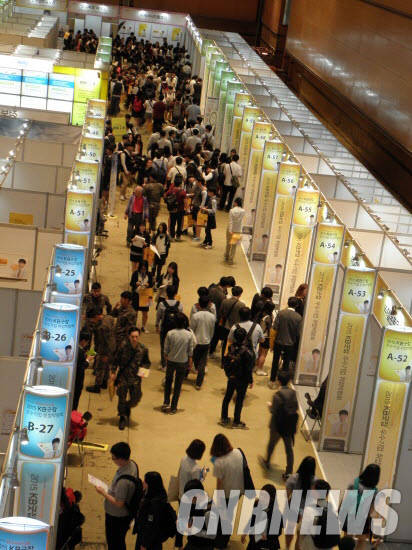 KB국민은행은 13일 코엑스에서 ‘2015 KB굿잡 우수기업 취업박람회’를 개최했다. (사진=이성호 기자)