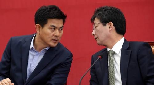 20일 오전 국회에서 열린 새누리당 최고중진연석회의에서 유승민 원내대표(오른쪽)와 김태호 최고위원이 이야기하고 있다.(사진=연합뉴스)