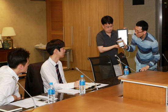 KB금융그룹 핀테크-Day 행사에 참석한 업체 관계자가 스마트인증분야 기술을 소개하고 있는 모습. (사진제공=KB금융)
