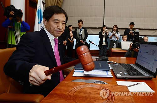 지난 5월 15일 이주열 한국은행 총재가 금융통화위원회의를 시작하며 의사봉을 두드리고 있는 모습. (사진=연합뉴스)