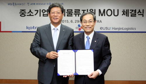 29일 오후 서울 서초구 염곡동 KOTRA 10층 회의실에서 열린 MOU 체결식 행사에서 김재홍 KOTRA 사장(왼쪽)과 양승석 CJ대한통운 부회장이 기념촬영을 하고 있다. (사진제공=CJ대한통운)