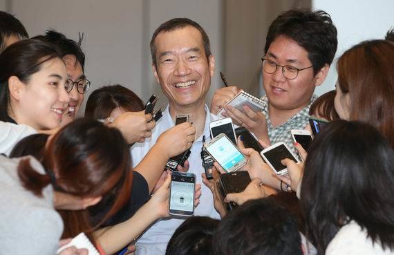 최치훈 삼성물산 사장이 지난 1일 삼성 서초사옥에서 열린 수요사장단회의가 끝난 뒤 취재진의 질문에 답하며 활짝 웃고 있다. 이날 서울중앙지법은 미국계 헤지펀드 엘리엇 매니지먼트가 낸 '삼성물산-제일모직 합병 금지' 가처분 신청을 기각, 그동안 마음을 졸였던 최 사장은 모처럼 크게 웃었다. 하지만 헤지펀드 엘리엇의 반격이 거세 삼성 측은 오는 17일 열릴 주총에서 최소 47%이상의 우호지분을 확보해야 안심할수 있는 상황이다. (사진=연합뉴스)