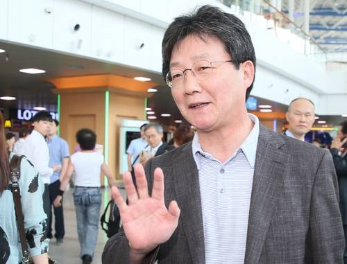 새누리당 유승민 원내대표가 5일 서울역에서 취재진과 인터뷰한 뒤 자리를 떠나고 있다.(사진=연합뉴스)