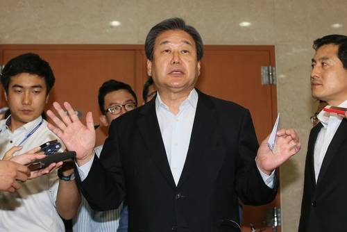 새누리당 김무성 대표가 6일 국회 정론관에서 국회법 개정안 재의안이 투표불성립으로 폐기된 것에 대한 기자회견을 마친 뒤 자리를 떠나고 있다.(사진=연합뉴스)