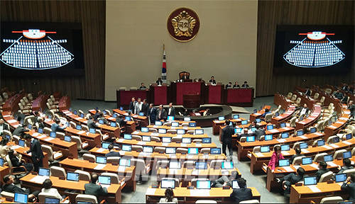 박근혜 대통령이 재의를 요구한 국회법 개정안 처리가 6일 새누리당의 표결 불참으로 무산되면서 자동폐기 수순을 밟게 됐다. (사진=연합뉴스)