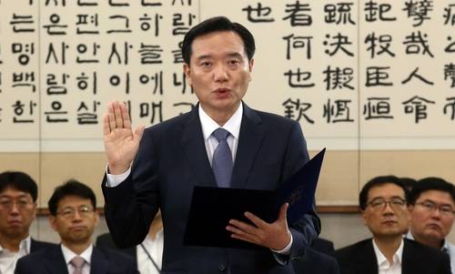 김현웅 법무부 장관 후보자는 6일 “법무부 장관이 된다면 언제 어디서나 법과 원칙이 지켜지는 반듯한 사회를 만들기 위해 노력하겠다”고 밝혔다.(사진=연합뉴스)