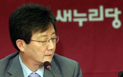 7일 오전 국회 의원회관에서 열린 새누리당 원내대책회의에서 유승민 원내대표가 다른 참석자의 발언을 경청하고 있다.(사진=연합뉴스)