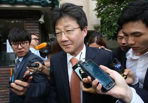 새누리당 유승민 원내대표가 자신의 거취를 논의하는 의원총회가 열리는 8일 오전 서울 개포동 자택을 나서며 취재진의 질문세례를 받고 있다.(사진=연합뉴스)