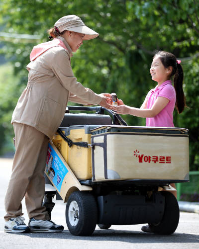 2000년대 야쿠르트 아줌마와 카트. (사진=한국야쿠르트)