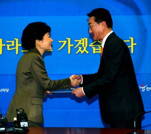 사진은 박근혜 전 한나라당 비상대책위원장이 2012년 2월 2일 오전 국회에서 열린 중앙당 공직후보자추천심사위원회 임명장 수여식에서 현기환 공심위 위원에게 임명장을 전달하는 모습.(사진=연합뉴스)