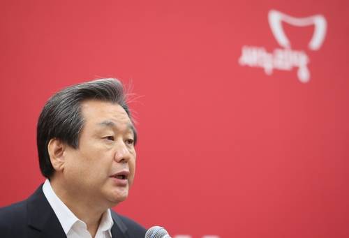 새누리당 김무성 대표가 13일 국회 당대표회의실에서 취임 1주년을 맞아 기자회견하고 있다.(사진=연합뉴스)